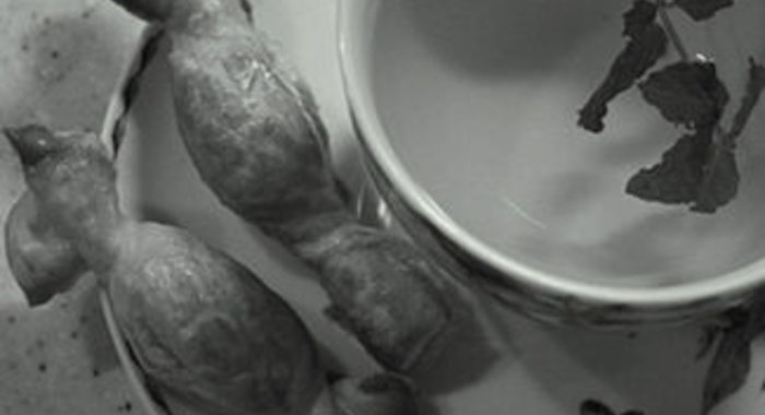 Конфетки из слоеного теста с финиками и мятой