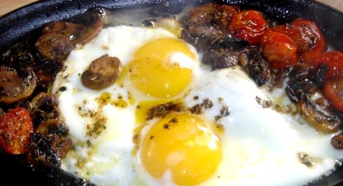 Яичница с шампиньонами и помидорами