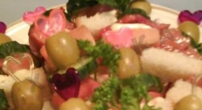 Канапе с оливками на шпажках