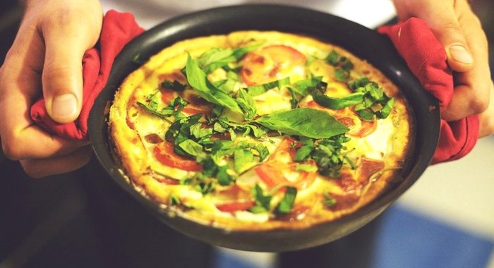 Пышный омлет с колбасой и зеленым луком