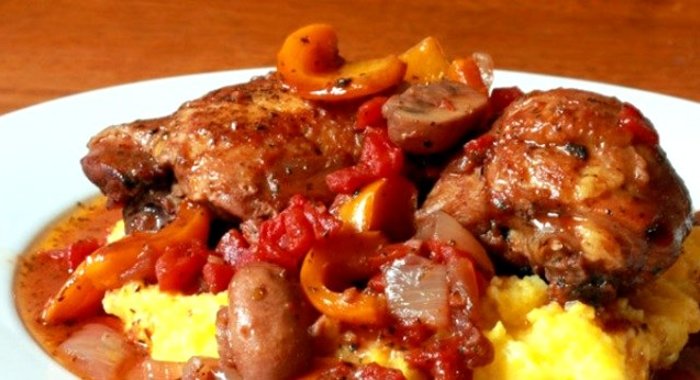 Гуляш из курицы с грибами