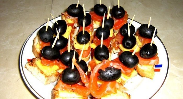 Канапе с красной рыбой и сыром на шпажках