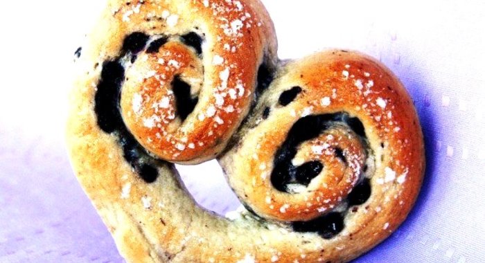 Булочки в форме сердечек с корицей и джемом