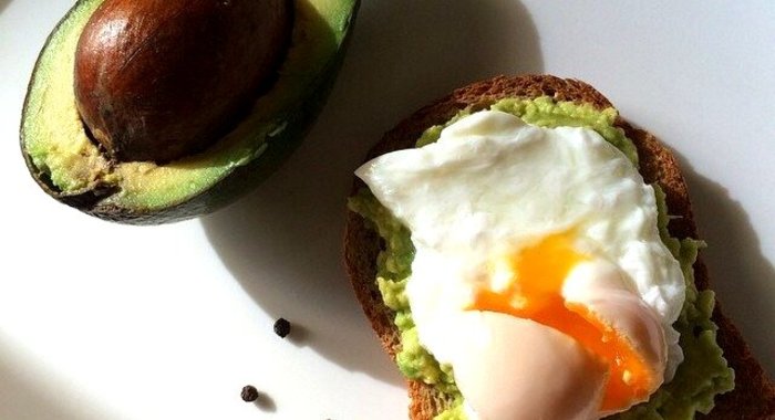 Тост с авокадо и яйцом пашот