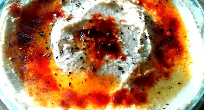 Хумус с кунжутной пастой, кумином, чесноком, лимонным соком и оливковым маслом