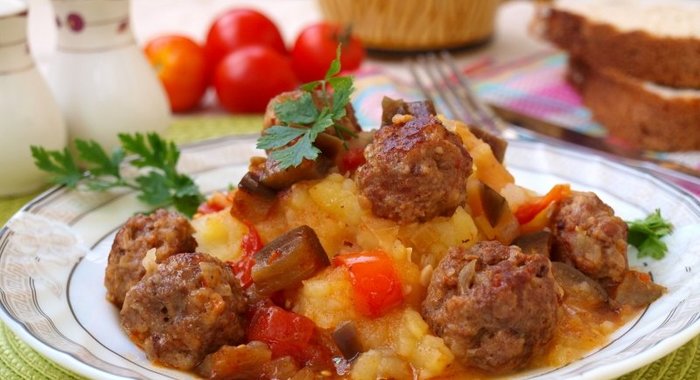 Фрикадельки в соусе из баклажанов
