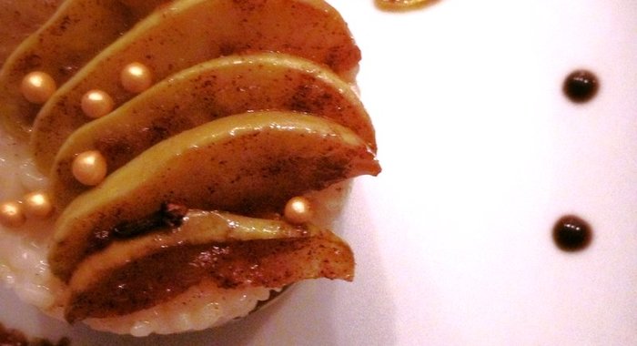 Молочная рисовая каша с яблоками и изюмом