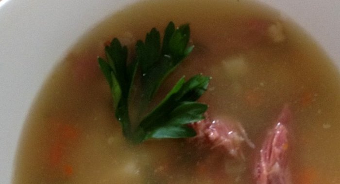 Гороховый суп с копчеными ребрышками и сельдереем