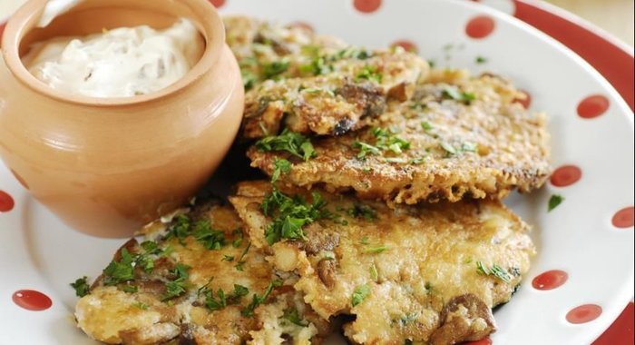 Грибные оладьи с лимонным соусом