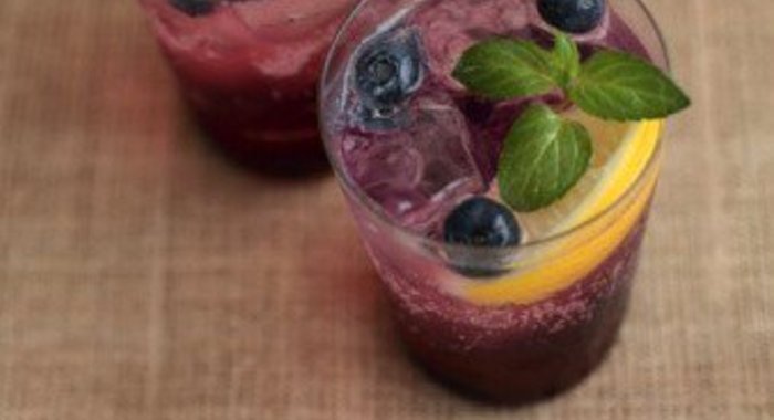 Домашний черничный лимонад