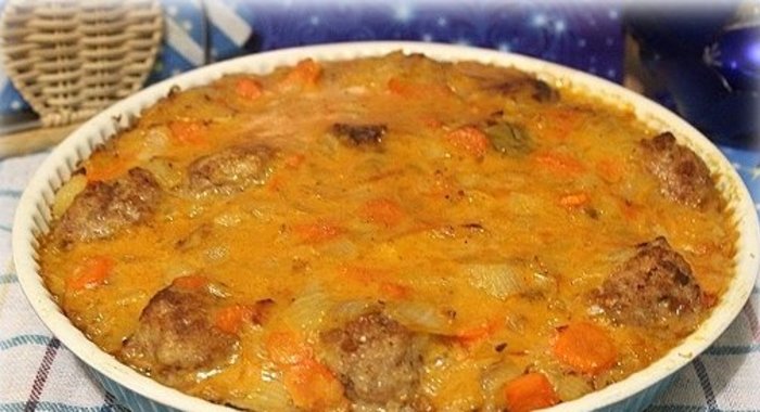 Запеченные фрикадельки с гречневой кашей под сметанно-томатным соусом