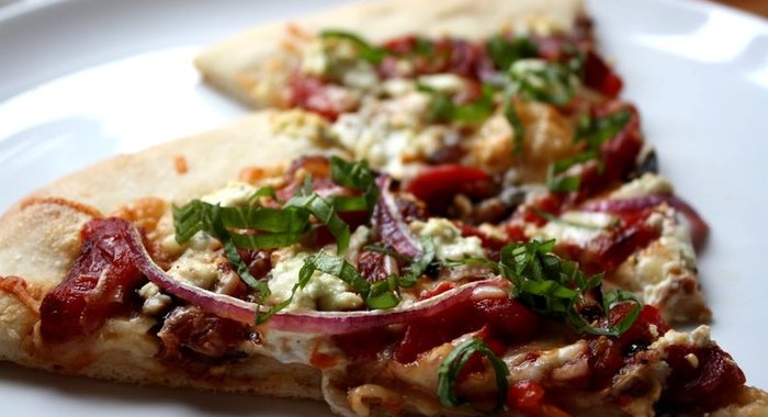 Пицца с луком и колбасой