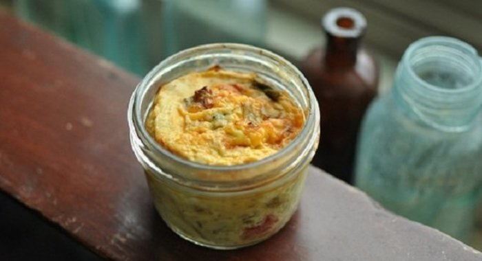 Яичница в баночке с сыром и спаржей