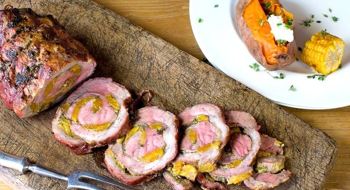 Рулет из свиной вырезки с абрикосами на гриле