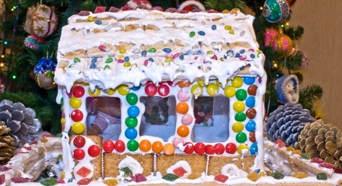 Домик из конфет