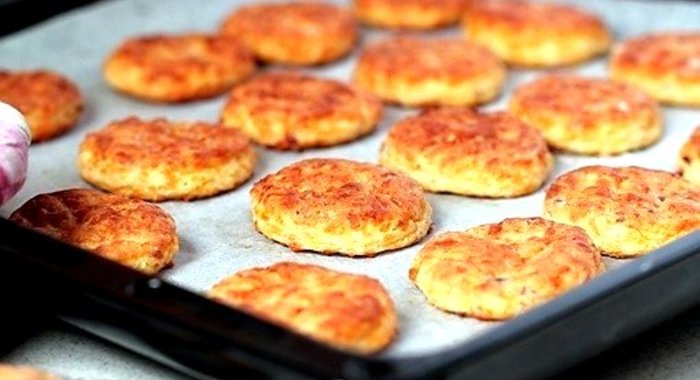 Печенье с беконом и сыром