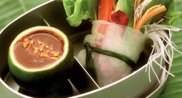 Роллы с овощами из рисовой бумаги с арахисовым соусом