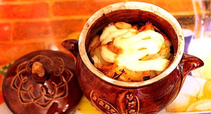 Жаркое с грибами в горшочках