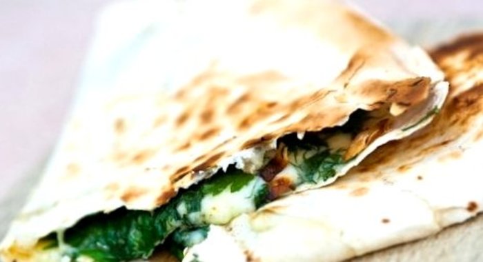 Лаваш со шпинатом и сыром