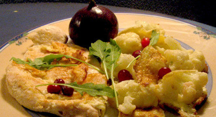 Курица и цветная капуста в омлете