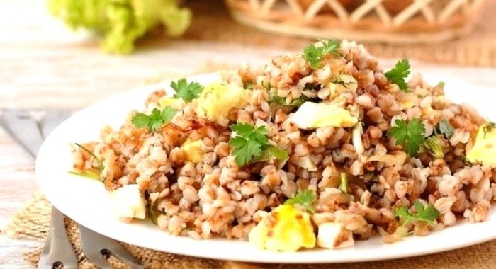 Гречневая каша с варёными яйцами