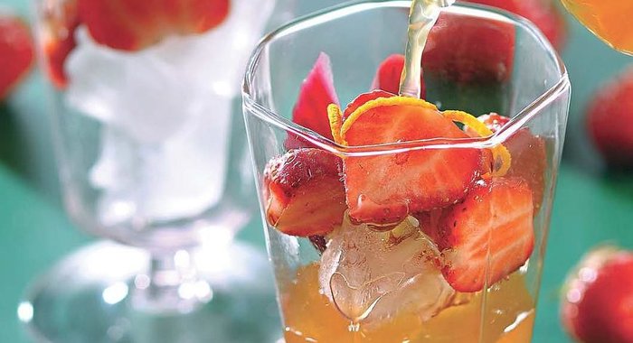 Компот из ревеня и клубники