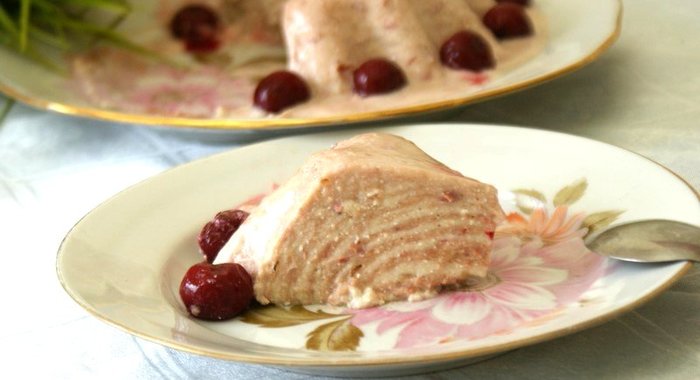 Творожное суфле с вишней и бананом