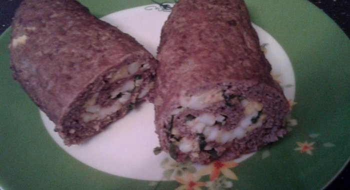 Мясной рулет из фарша с яйцом