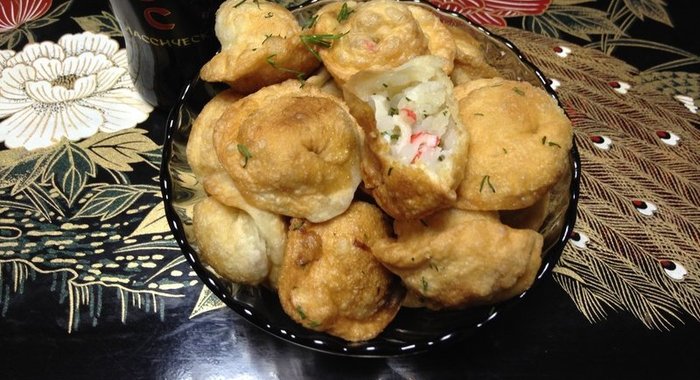 Жареные пельмени с рисом и крабовыми палочками