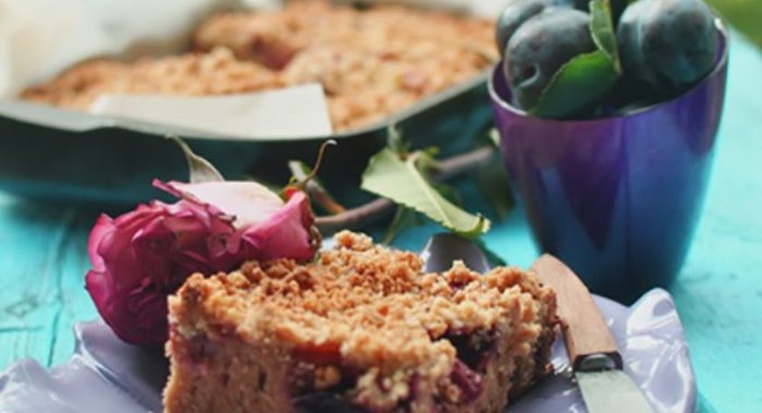 Сливовая шарлотка со штрейзелем