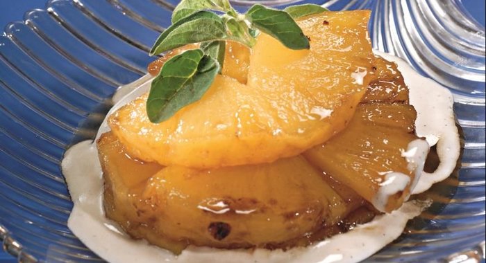 Ананасовое фламбе с ванильным кремом