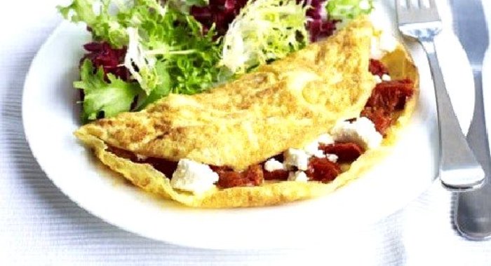 Омлет с сыром фета и помидорами