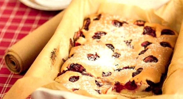 Шарлотка с вишней в мультиварке