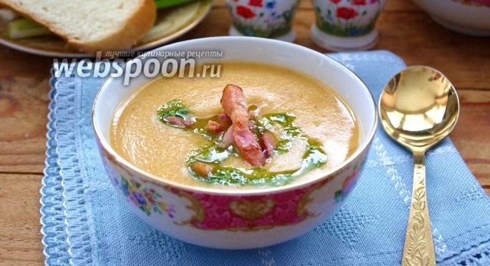 Гороховый суп-пюре с беконом и зелёным соусом