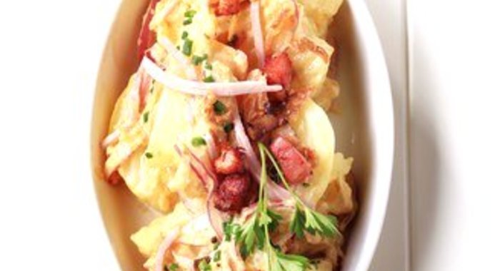 Теплый картофельный салат с беконом и горчичным соусом по‑немецки