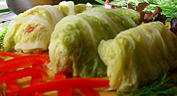 Паровые голубцы из пекинской капусты с соусом
