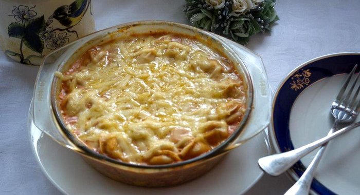 Запеченые пельмени в томатно - сметанном соусе с сыром