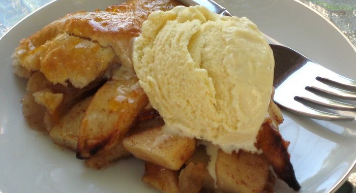 Шарлотка с яблоками и бананами