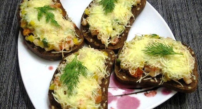 Горячие фитнес-бутерброды с ветчиной и сыром