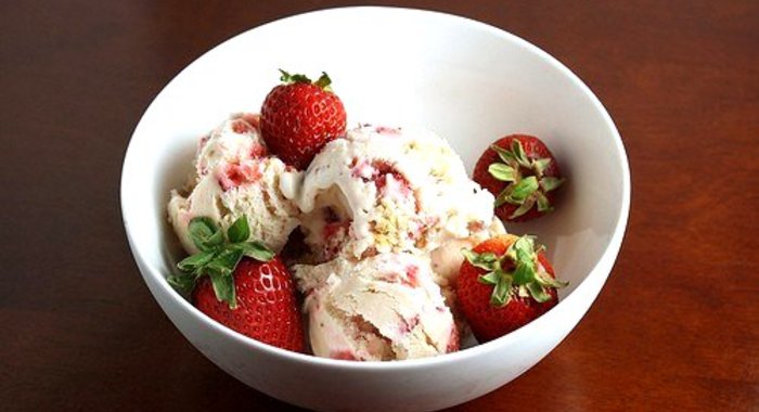 Мороженое «Клубничный чизкейк»