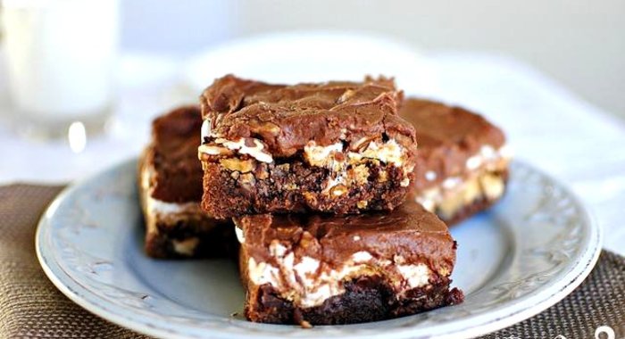 Шоколадные пирожные с орехами и суфле