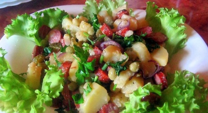 Картофельный салат с охотничьими колбасками
