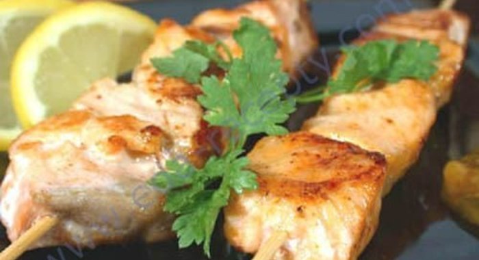 Рыбный шашлык семга на мангале