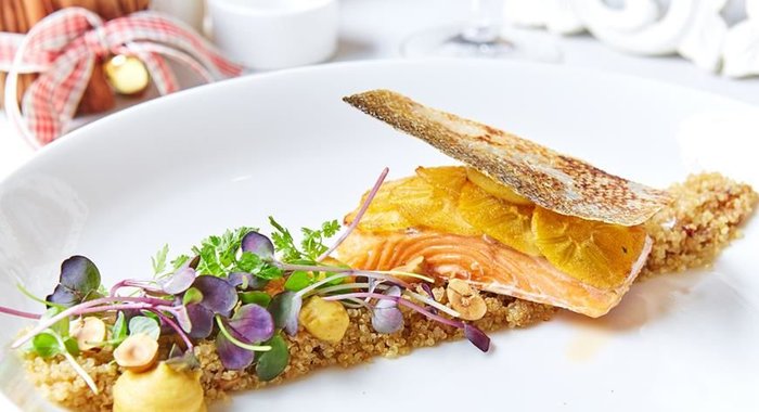 Кижуч с жареным киноа, белыми грибами и кремом из хурмы