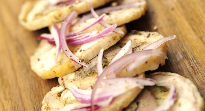 Куриный рулет, фаршированный печенью кролика, сулугуни и болгарским перцем