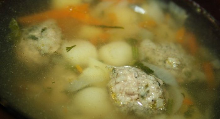 Cуп с фрикадельками и ньоки