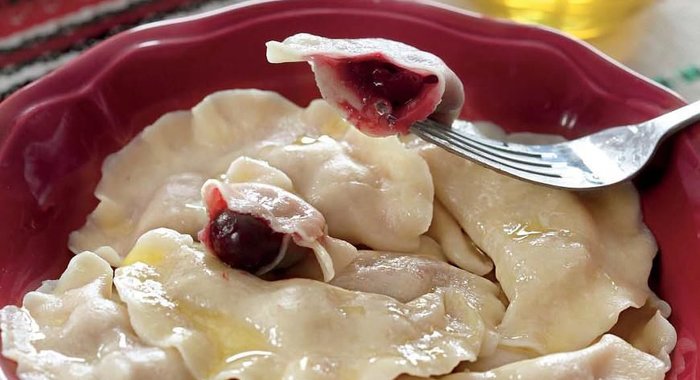 Паровые вареники с вишней