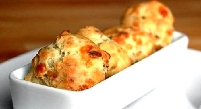 Булочки с беконом и сыром