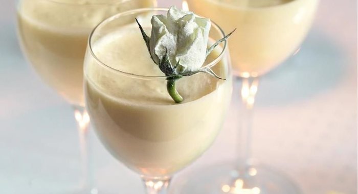 Шоколадный мусс с засахаренными розами