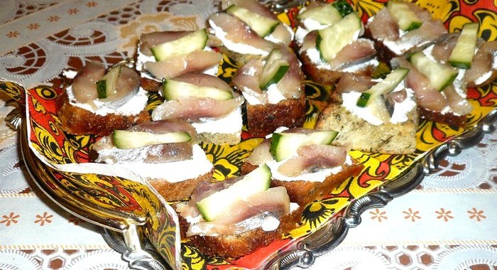 Закусочные канапе с сельдью